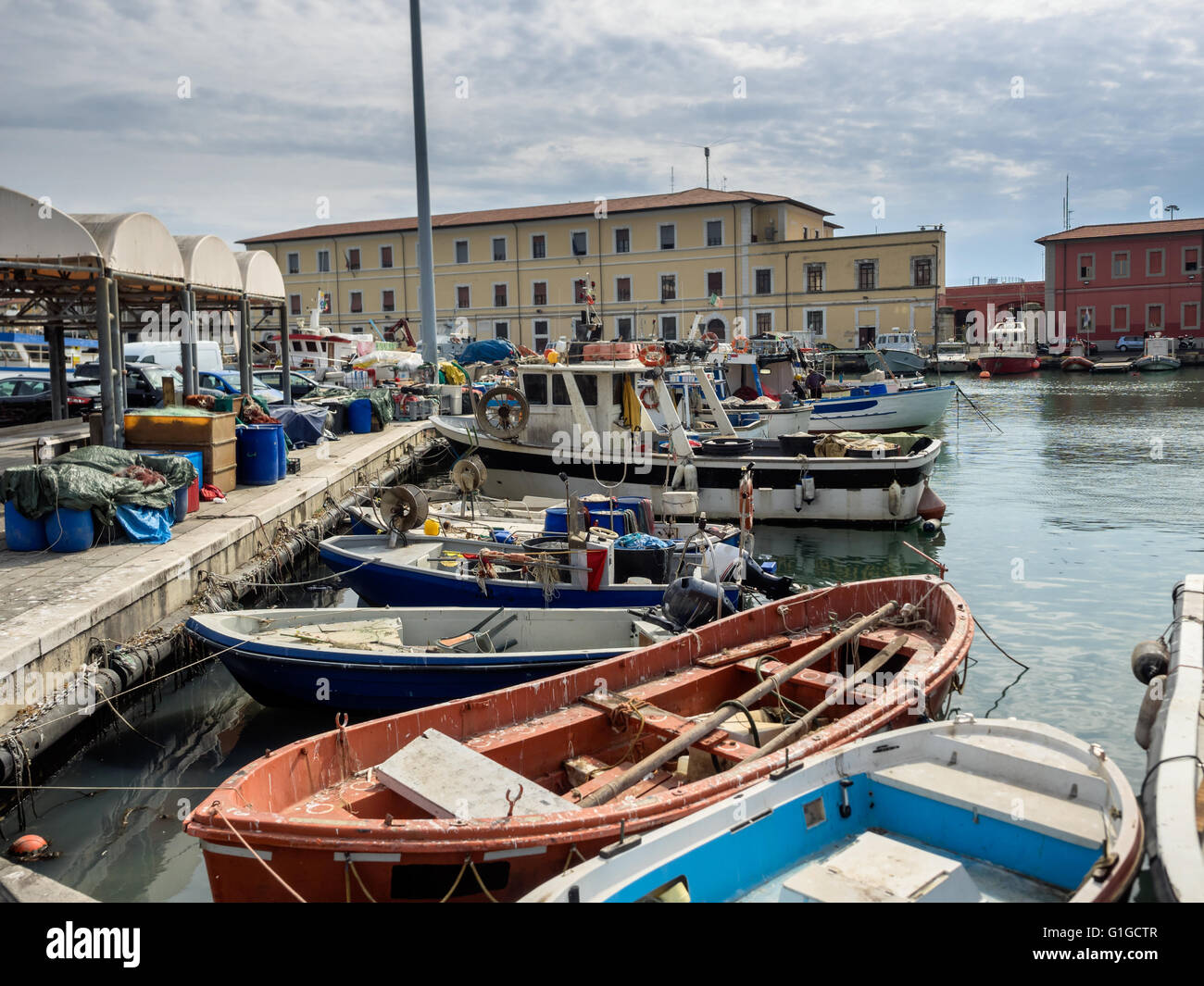 Barche da pesca nel porto di Livorno, Toscana Italia Foto Stock
