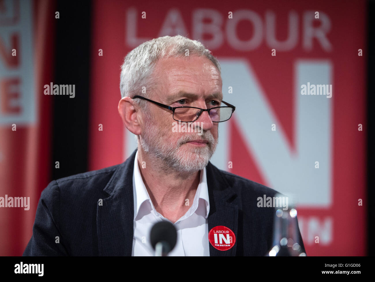 Leader laburista Jeremy Corbyn parla di un "voto di rimanere giugno 23rd' rally in Westminster,Londra.Egli è il supporto di "voto nell' Foto Stock
