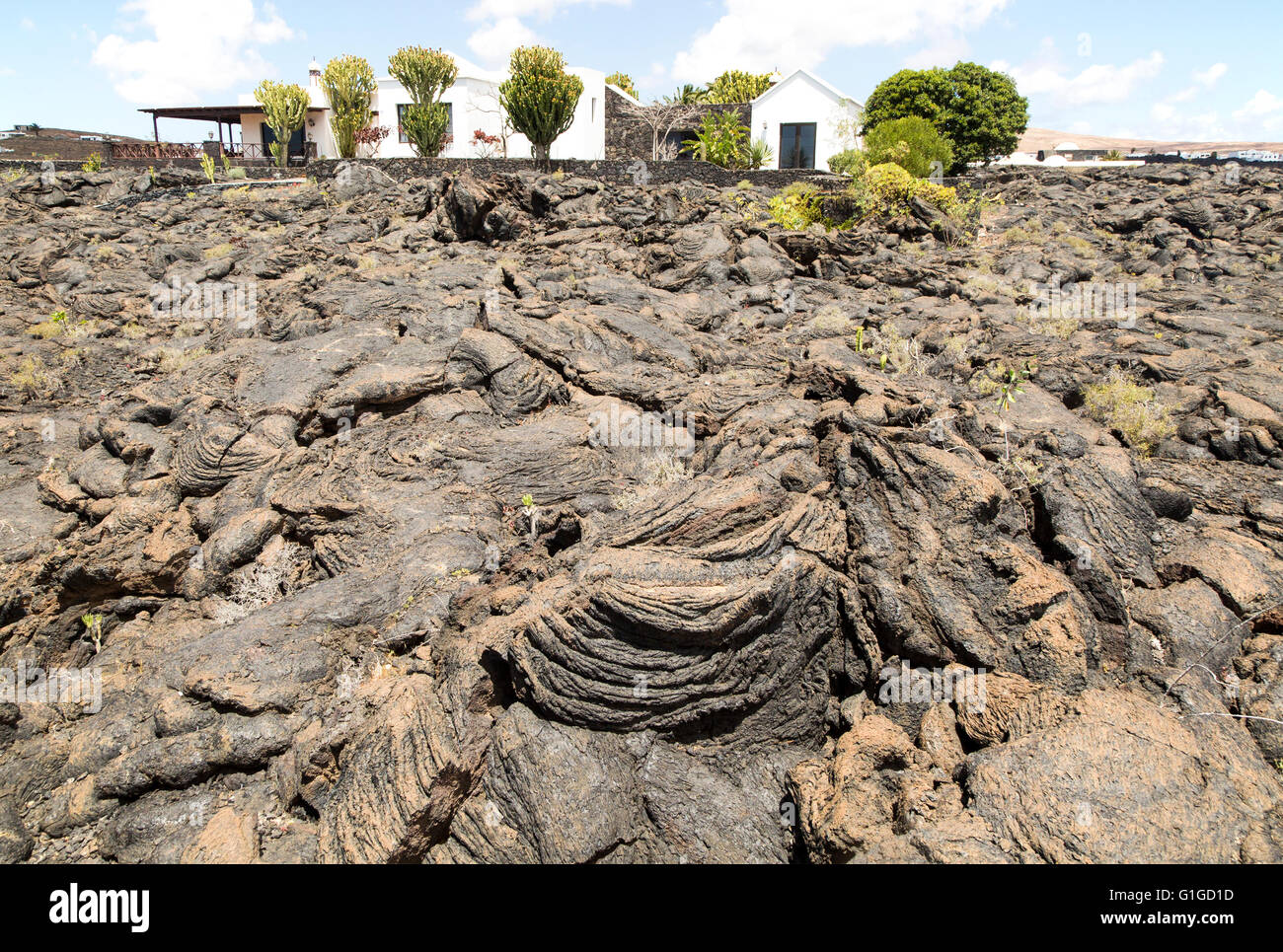 Casa in piedi in solidificato o pahoehoe ropey campo di lava, Tahiche, Lanzarote, Isole Canarie, Spagna Foto Stock