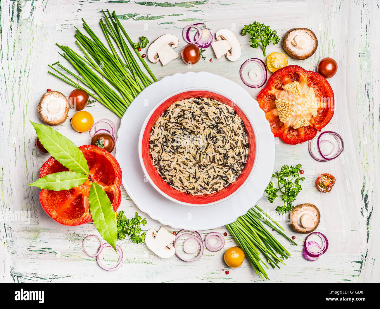 Riso selvatico piatto e varie verdure e condimenti per la gustosa cucina vegetariana su luce in legno rustico sfondo, Foto Stock