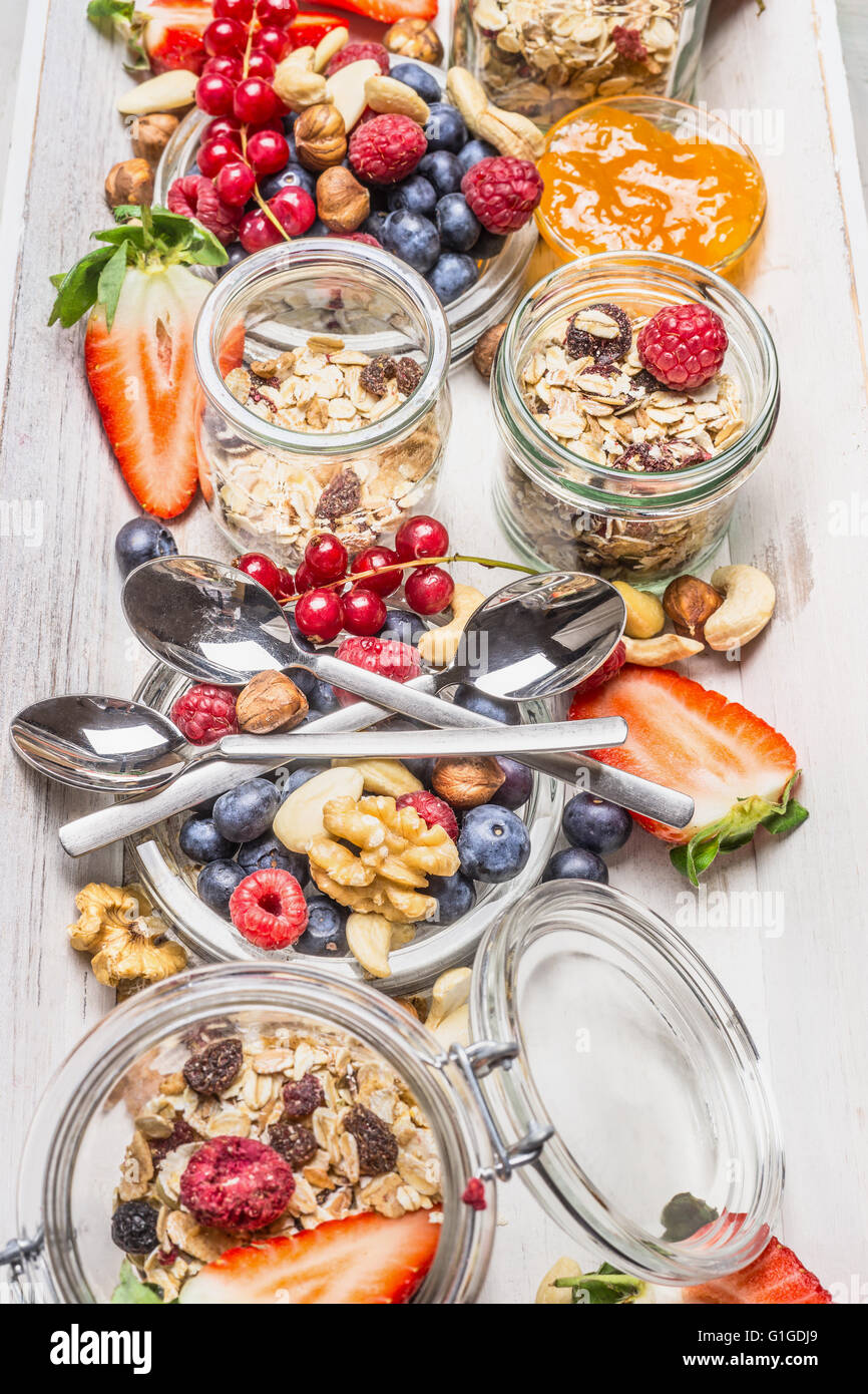 Sana colazione muesli bar. Muesli in vaso con frutti di bosco freschi, semi e noci Foto Stock