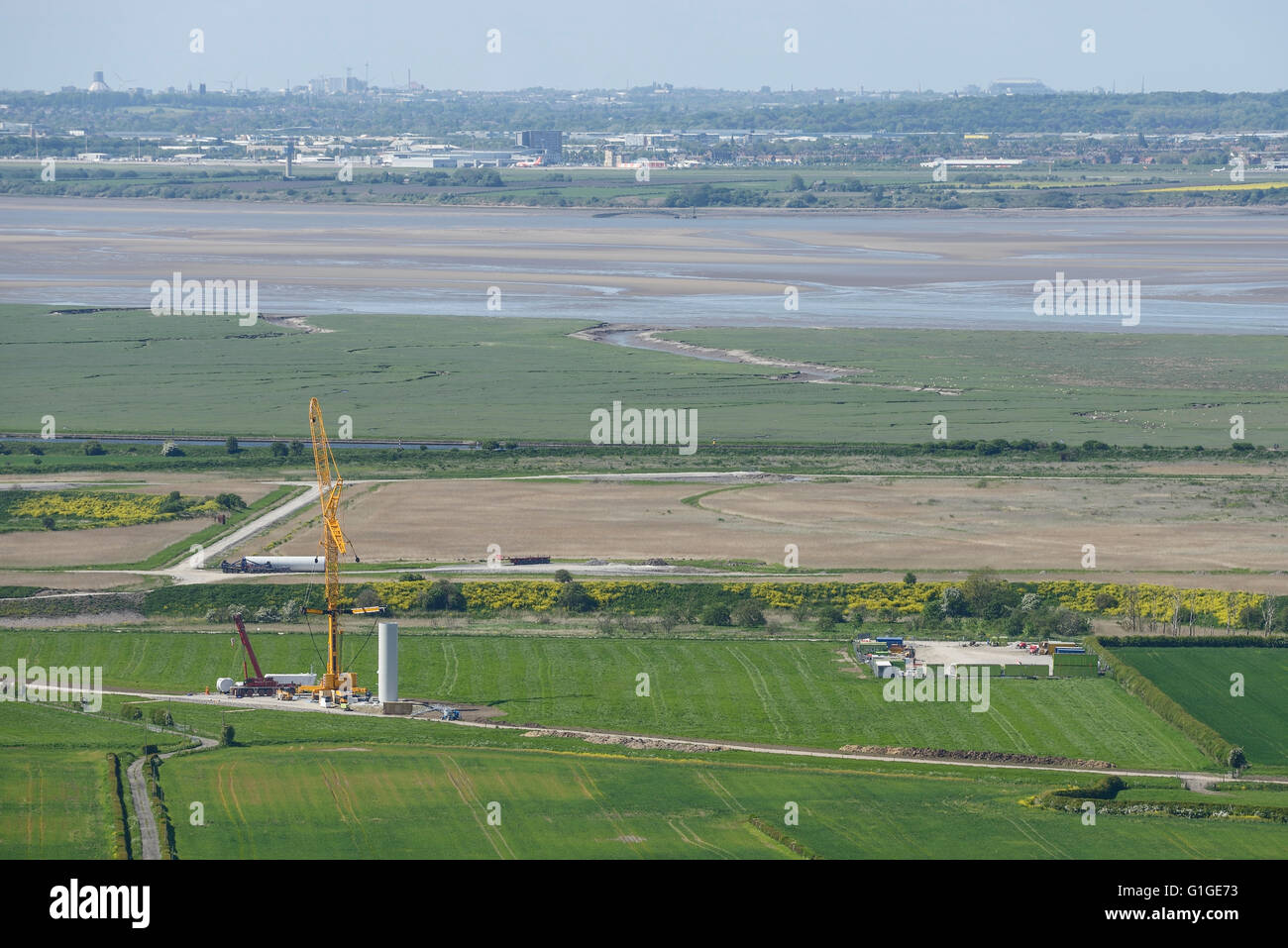 Vista sul Mersey estuario da Helsby Hill verso Liverpool con la costruzione della Frodsham progetto di centrale eolica Foto Stock