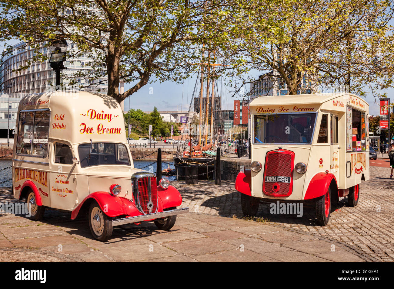 Due tradizionali camioncini del gelato sul lungomare di Liverpool, in Inghilterra, Regno Unito Foto Stock