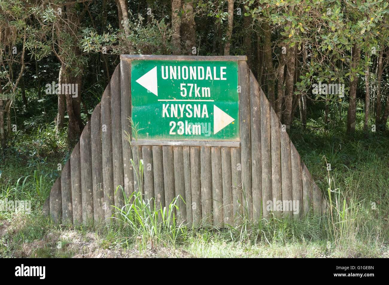 Un segno di distanza sulla strada tra Knysna e Uniondale vicino Diepwalle nella foresta di Knysna Foto Stock
