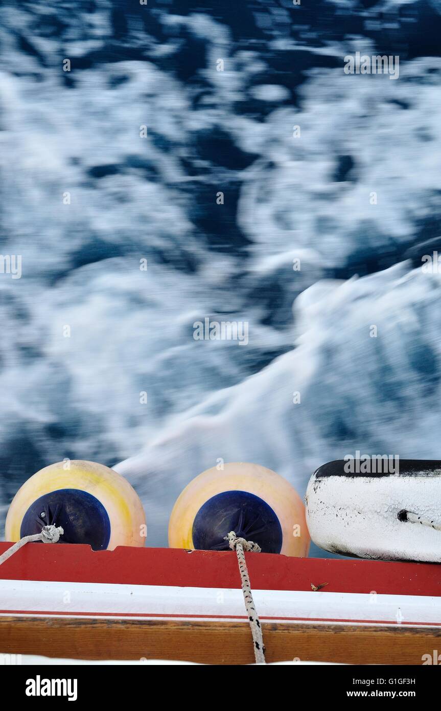 La boa sul corpo della nave in movimento. Sventolando mare adriatico nella parte superiore dell'immagine. L'immagine verticale. Spazio nel lato superiore Foto Stock