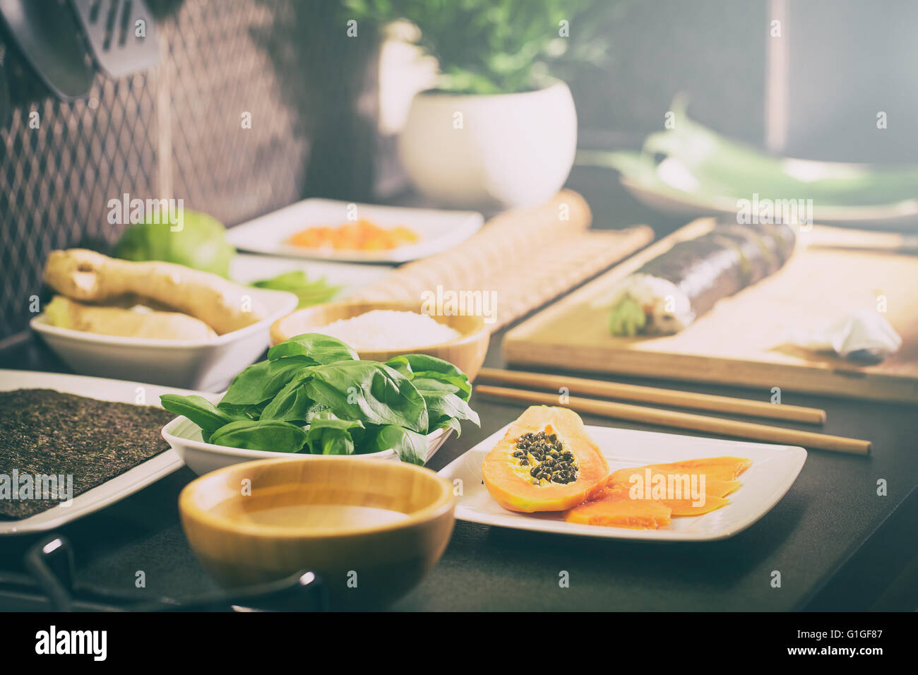 Rotolo di sushi di processo per la fabbricazione di materie makki piatti a base di frutti di mare freschi susi - immagine di stock Foto Stock