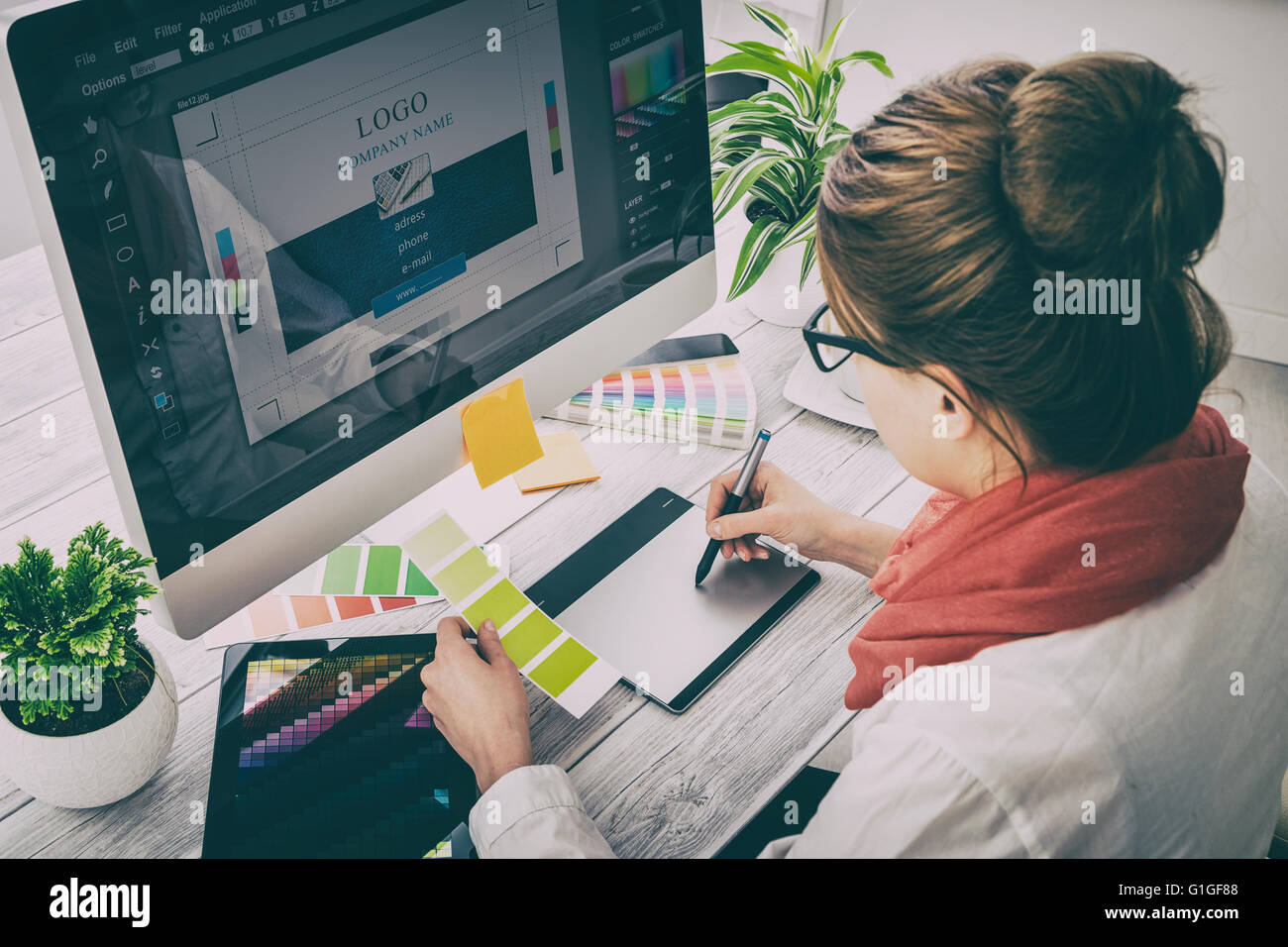 Graphic designer al lavoro. Campione di colore dei campioni. Foto Stock
