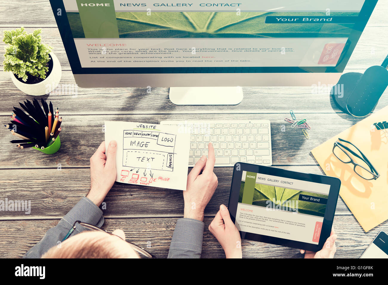 Designer's desk con sensibile web design concept. Foto Stock
