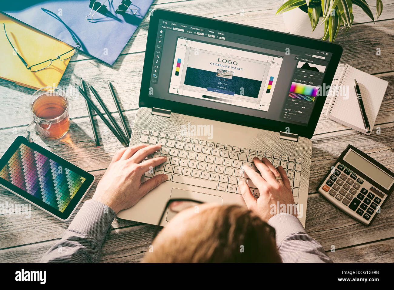 Graphic designer al lavoro. Campione di colore dei campioni. Foto Stock