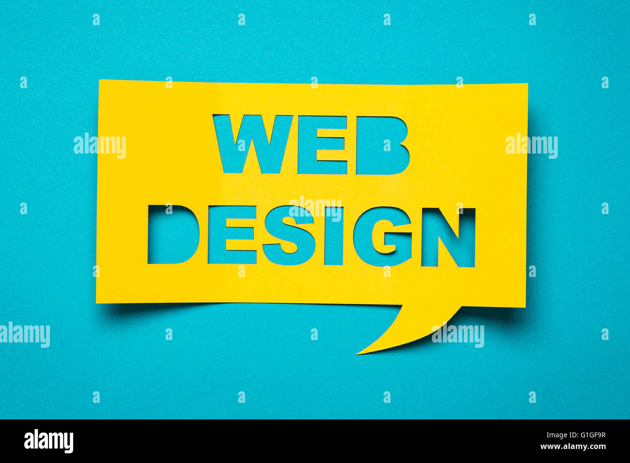 Discorso bolla con tagliare la frase 'web design' nella carta. Foto Stock