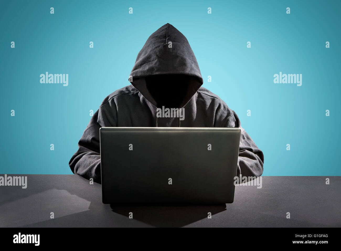 Hacker tramite computer portatile. L'hacking Internet. Foto Stock