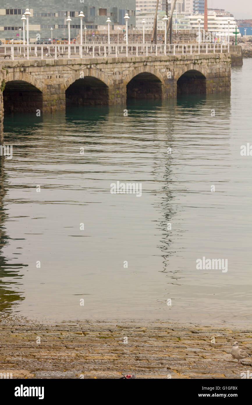 Antiche arcate in pietra nel porto di Gijon, Spagna Foto Stock