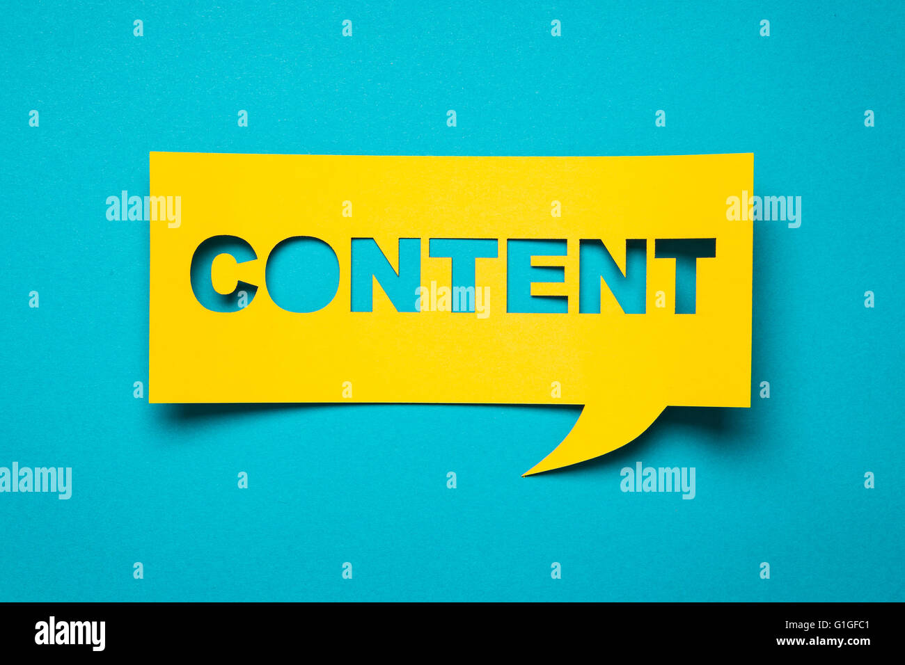 Discorso bolla con tagliare la frase 'contenuto' nella carta. Foto Stock