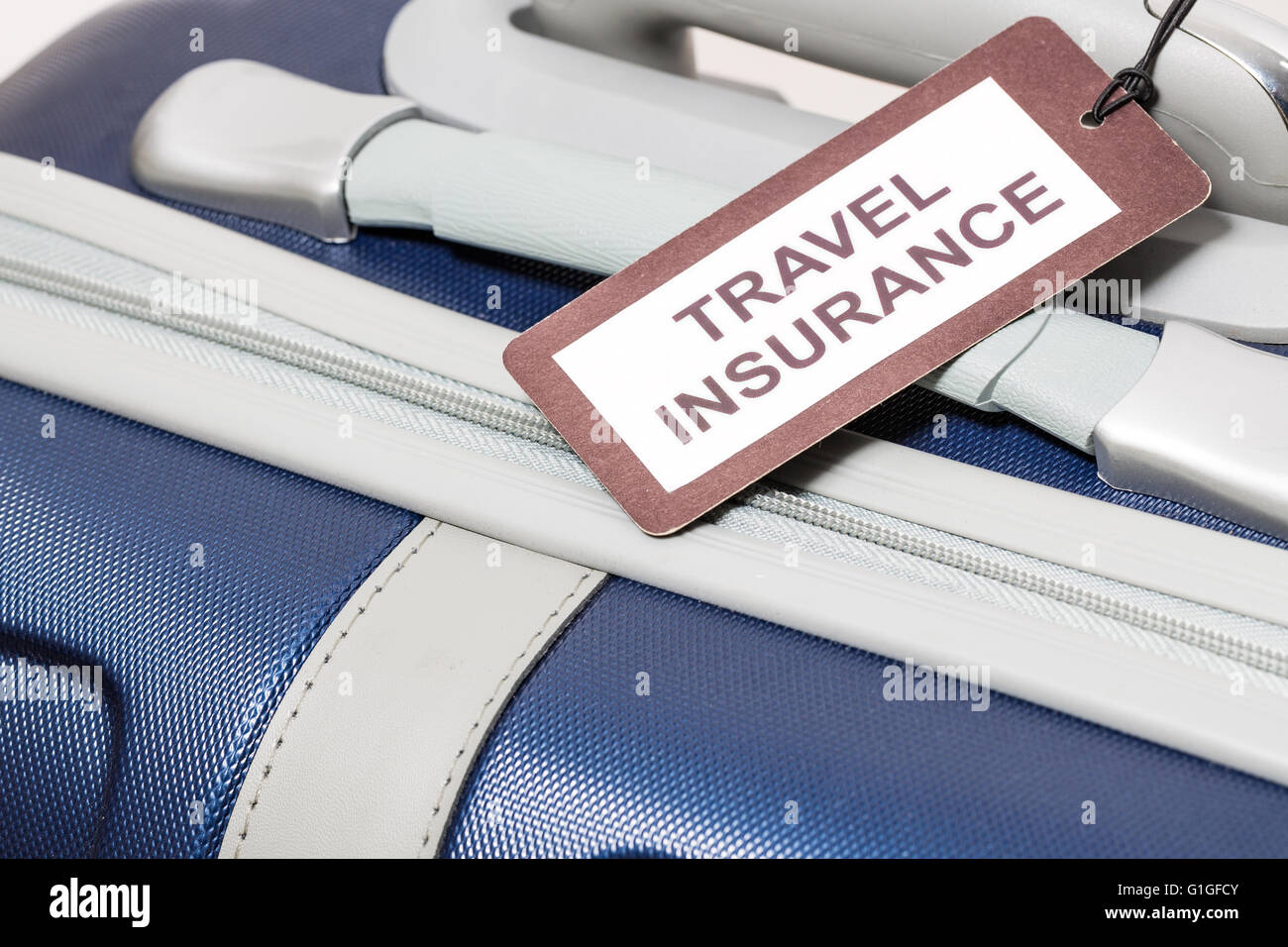Assicurazione di viaggio etichetta legata a una valigia. Foto Stock