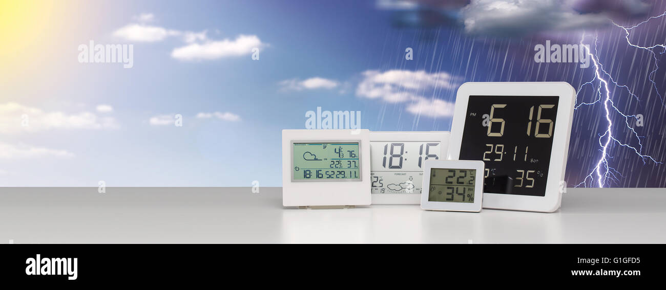 Stazione meteo dispositivo con condizioni meteorologiche al di fuori dello sfondo. Foto Stock