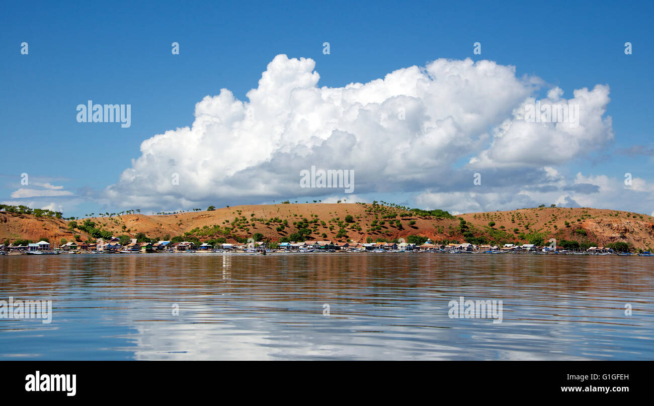 Vista panoramica del villaggio di pesca Papagaren Pulau Besar Parco Nazionale di Komodo Indonesia Foto Stock