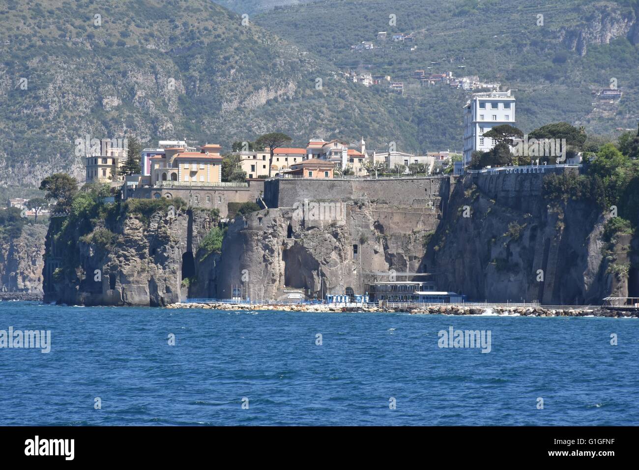 Sorrento Italia nave porta con una barca dock Foto Stock