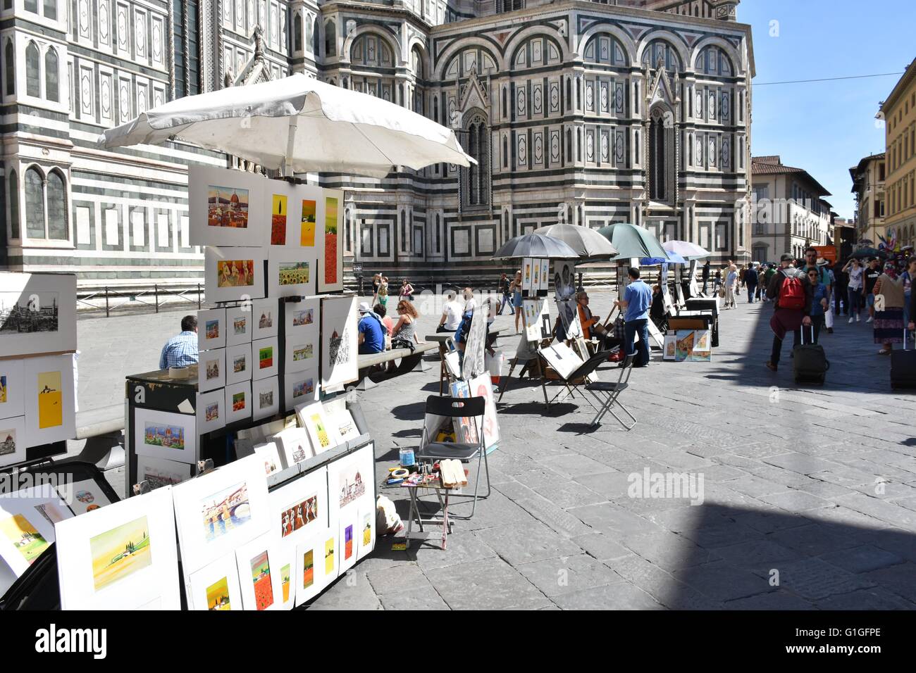 I turisti ad esplorare la Piazza del Duomo a Firenze, Italia Foto Stock