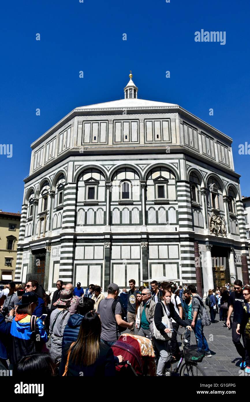 I turisti ad esplorare la Piazza del Duomo a Firenze, Italia Foto Stock