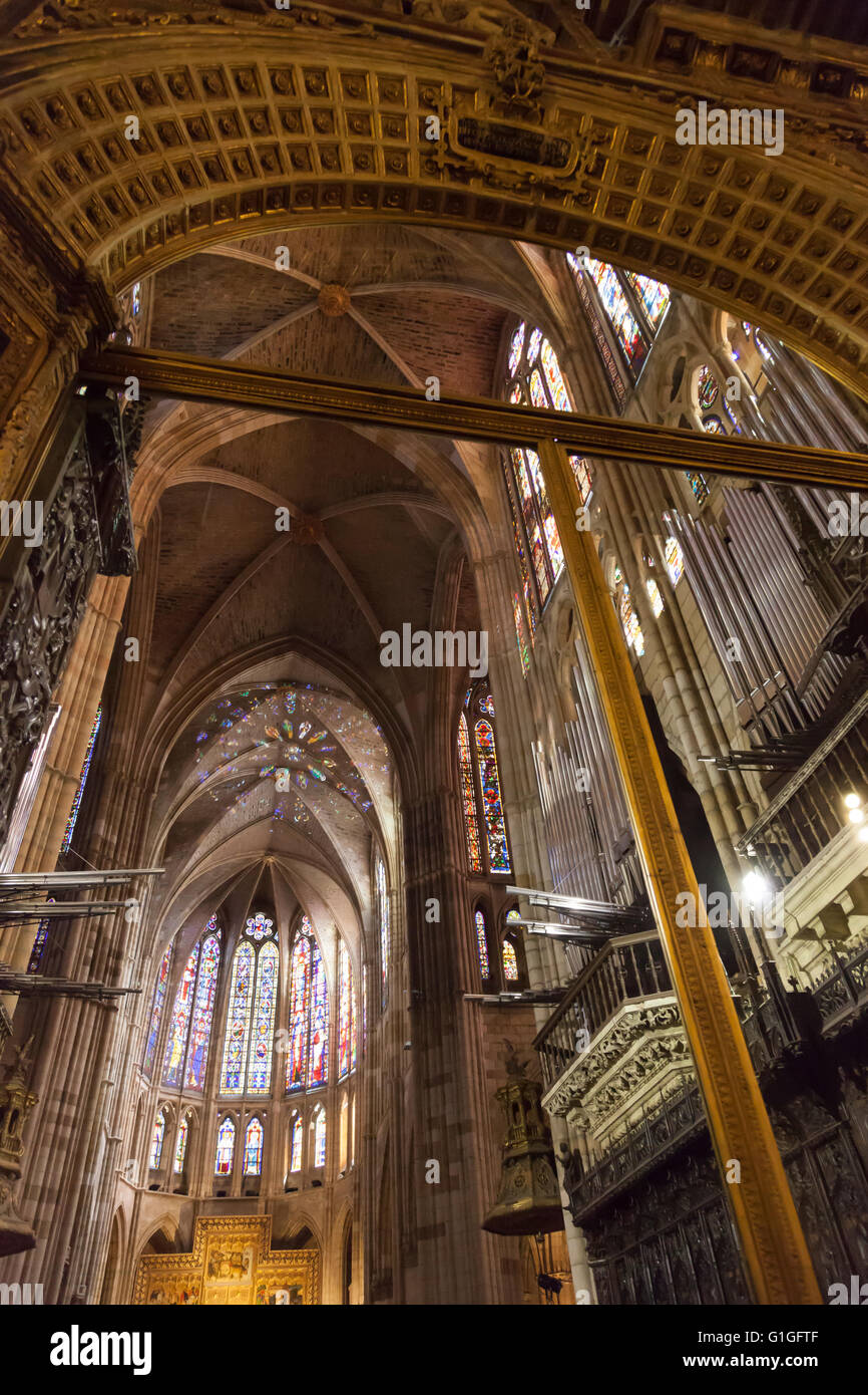 León, Spagna: la navata principale di Santa María de León Cattedrale. Foto Stock