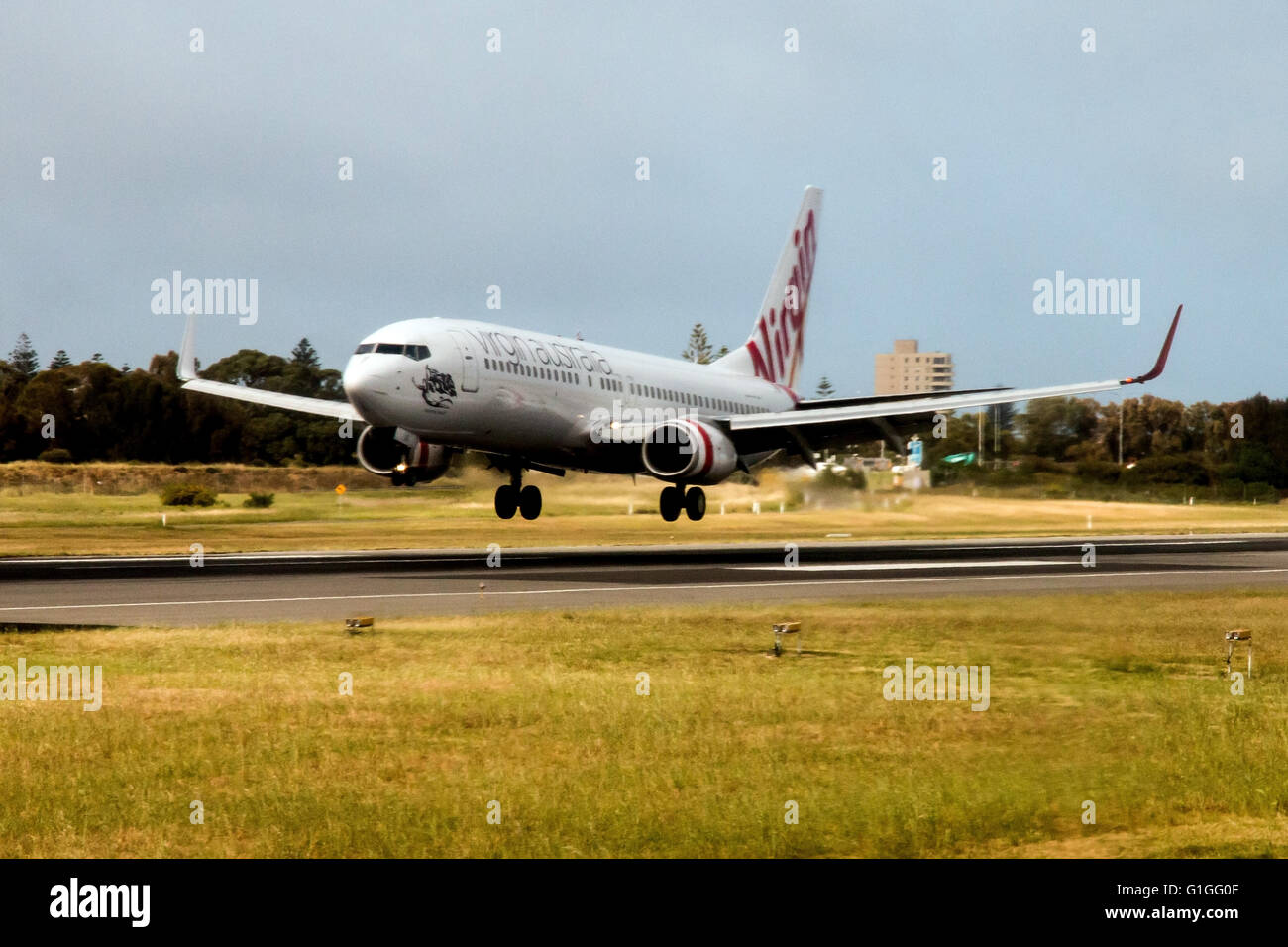 Virgin Australia aerei di atterraggio all'aeroporto di Coolangatta in Gold Coast di Queensland in Australia Foto Stock