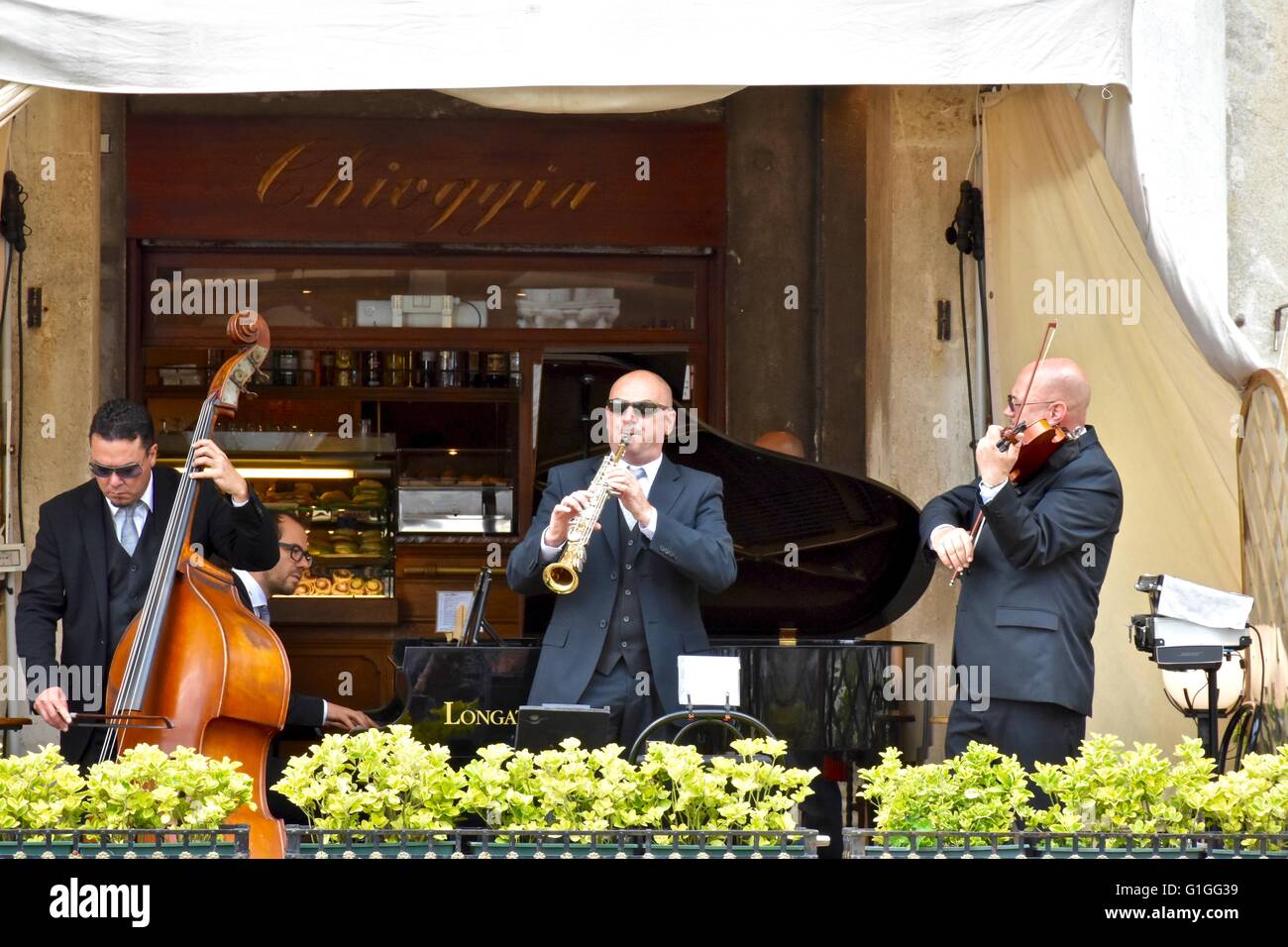 Un gruppo di uomini la riproduzione di musica dal vivo nel cuore di Firenze Italia Foto Stock