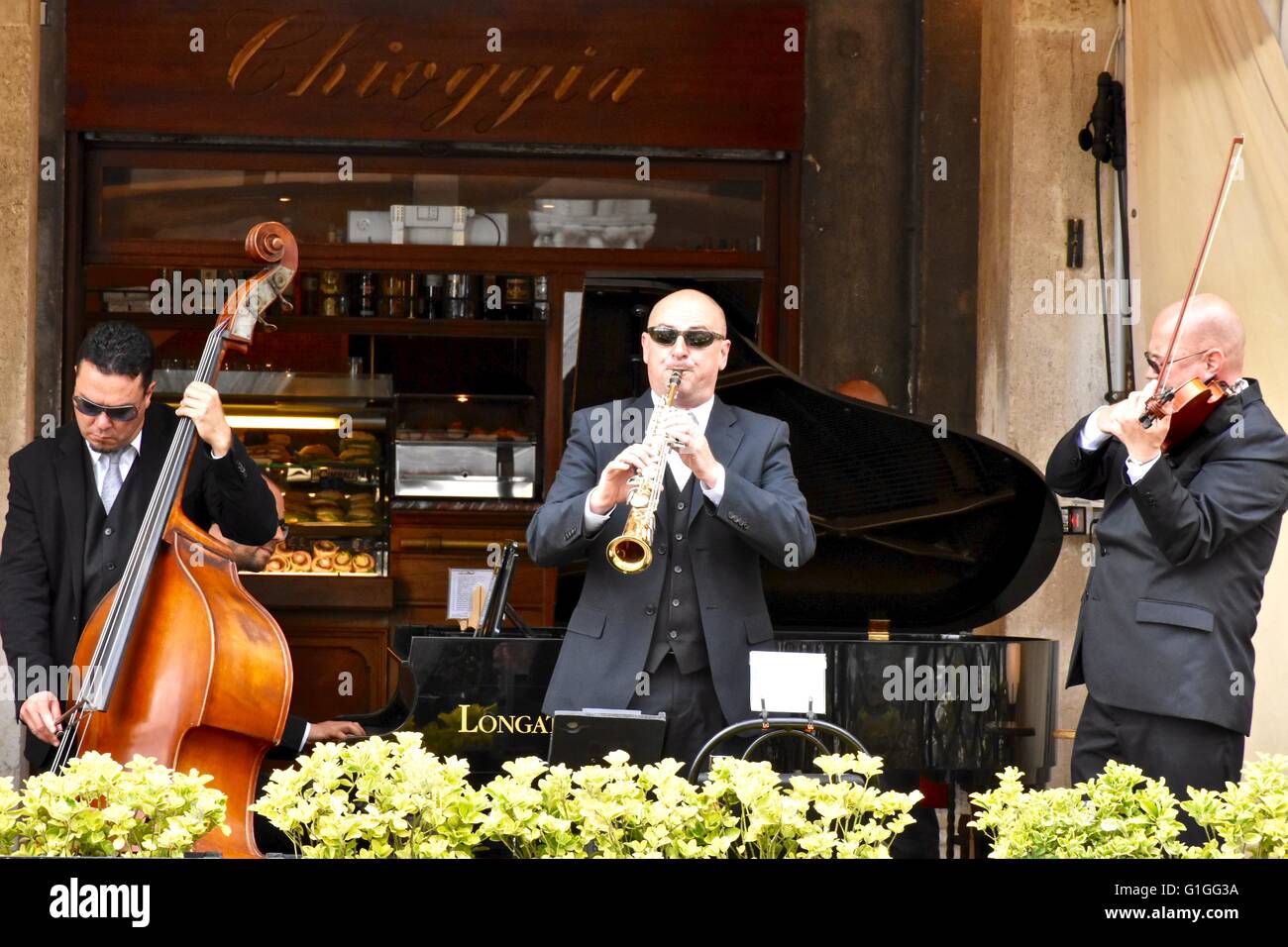 Un gruppo di uomini la riproduzione di musica dal vivo nel cuore di Firenze Italia Foto Stock