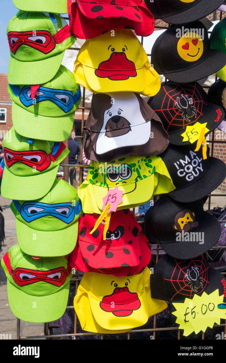 Colorato ha raggiunto un picco di capsule per la vendita su un mercato in stallo nella località balneare di Whitby North Yorkshire, Inghilterra Foto Stock