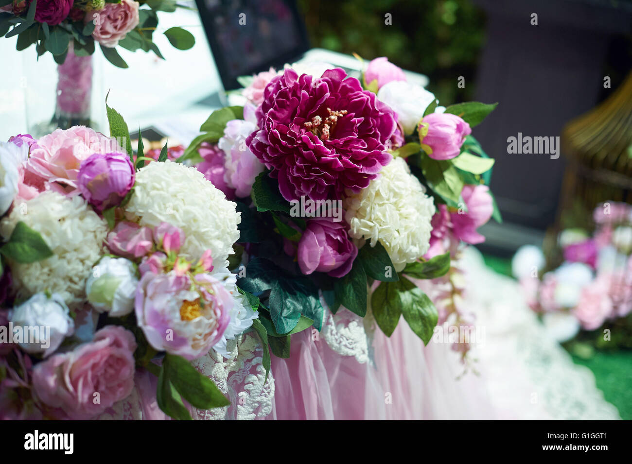 Decorazioni per matrimoni di fiori per la cerimonia in ristorante Foto Stock