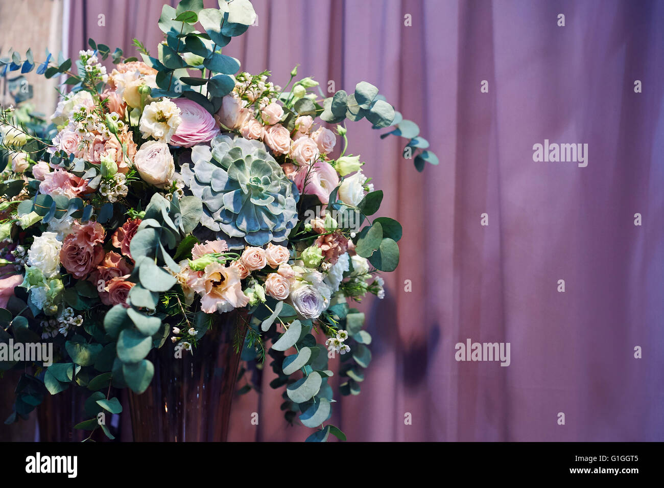 Decorazioni per matrimoni di fiori per la cerimonia in ristorante Foto Stock