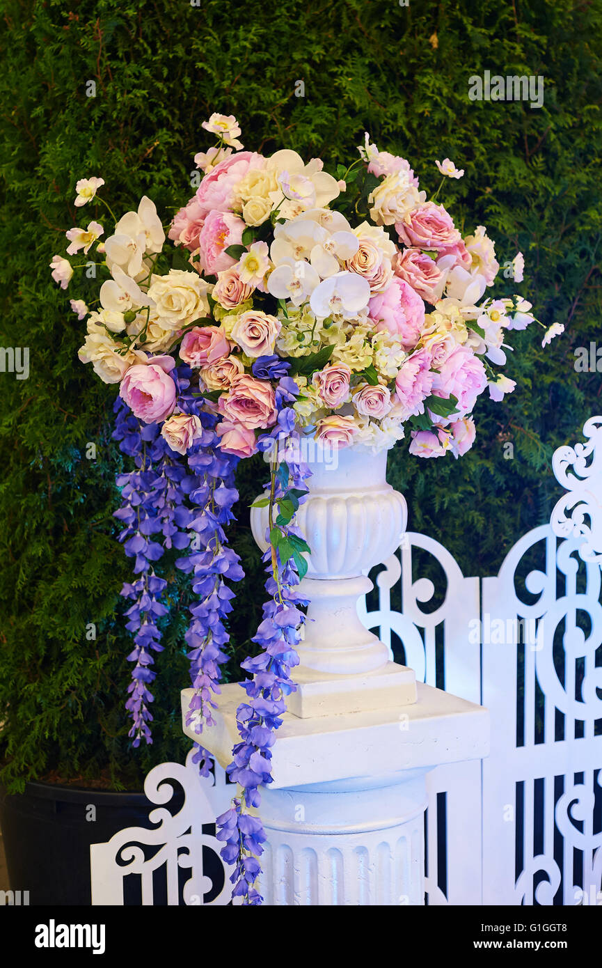 Decorazioni per matrimoni di fiori per la cerimonia in ristorante Foto Stock