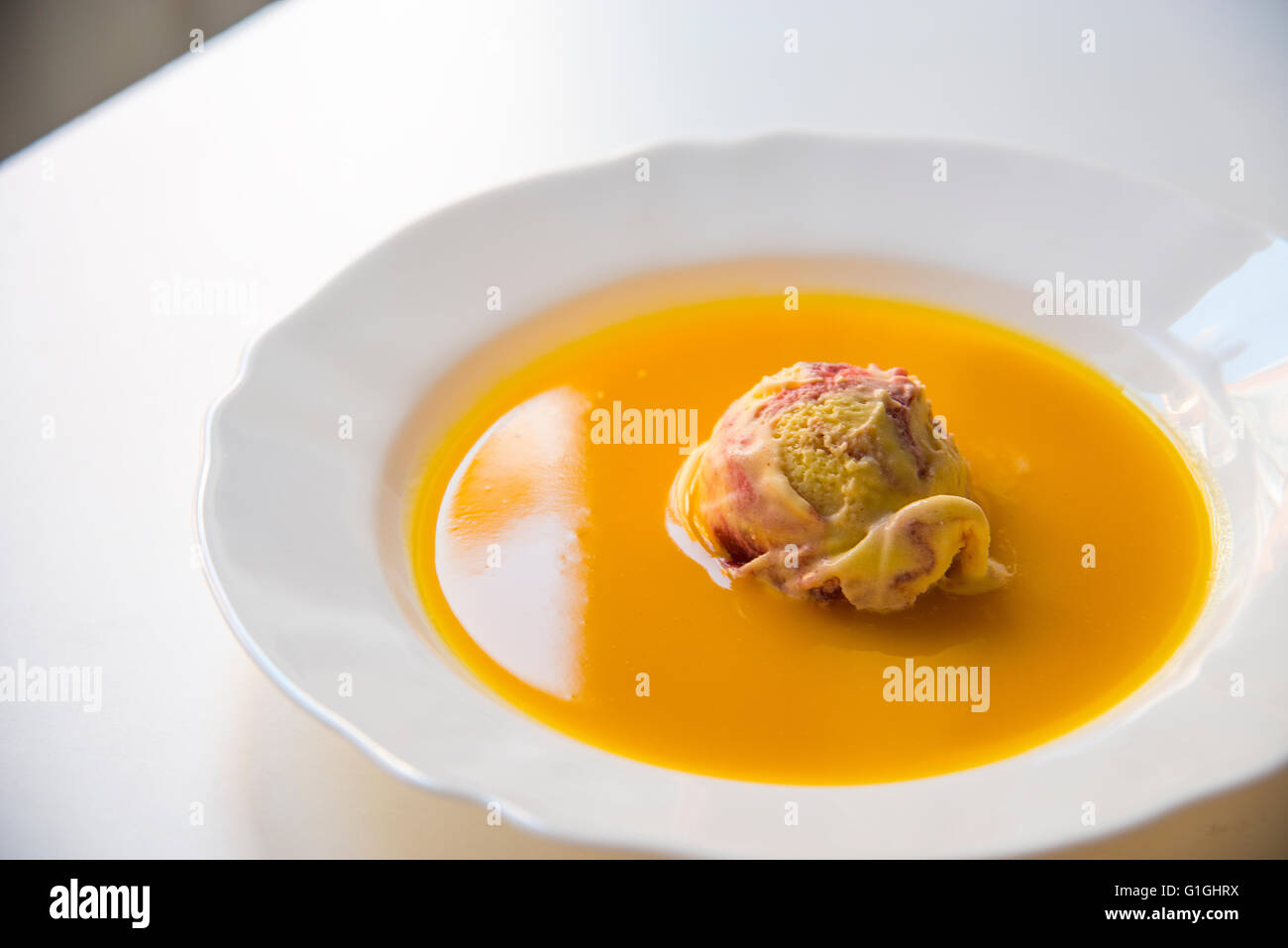 Mango e gelato al lampone nel succo di mango. Foto Stock