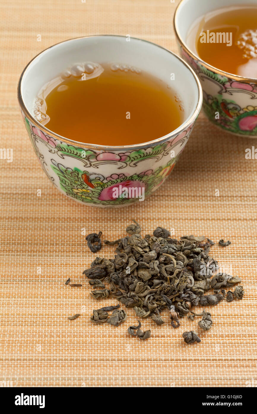 Due tazze con polvere da sparo green tea Foto Stock