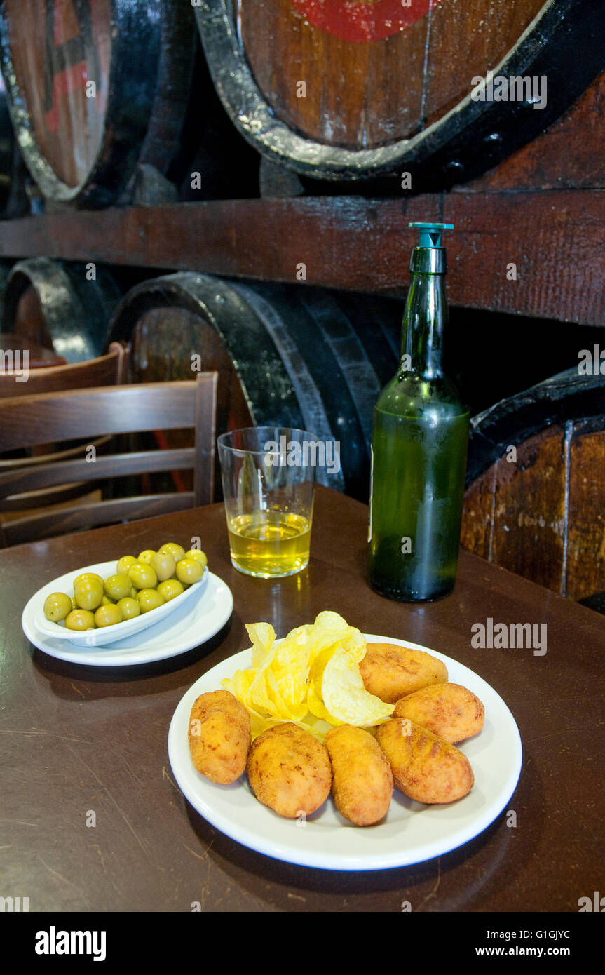 Servire crocchette di purè di patate e olive con sidro, Casa Mingo. Madrid, Spagna. Foto Stock
