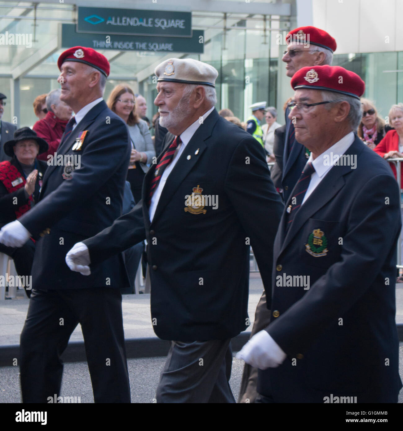 Veterani marciando in Anzac Day Parade 2015 a Perth in Australia Foto Stock