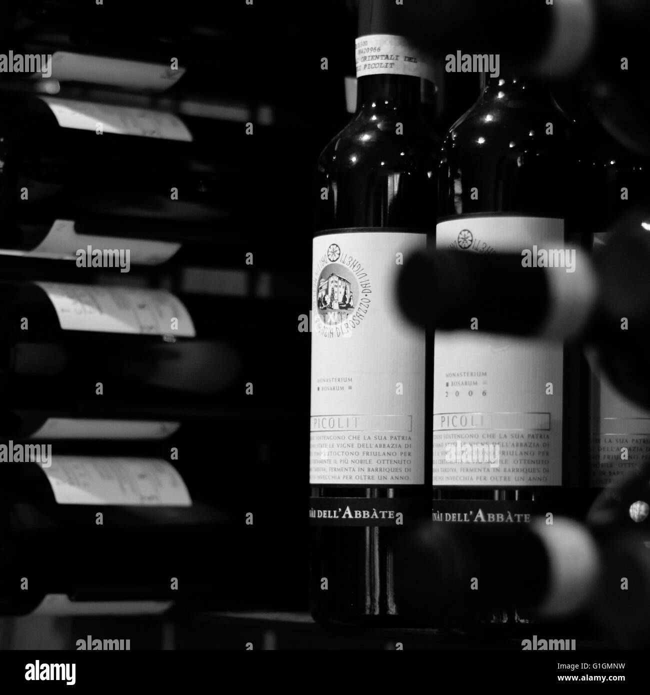 Immagine in bianco e nero di bottiglie di vino Foto Stock