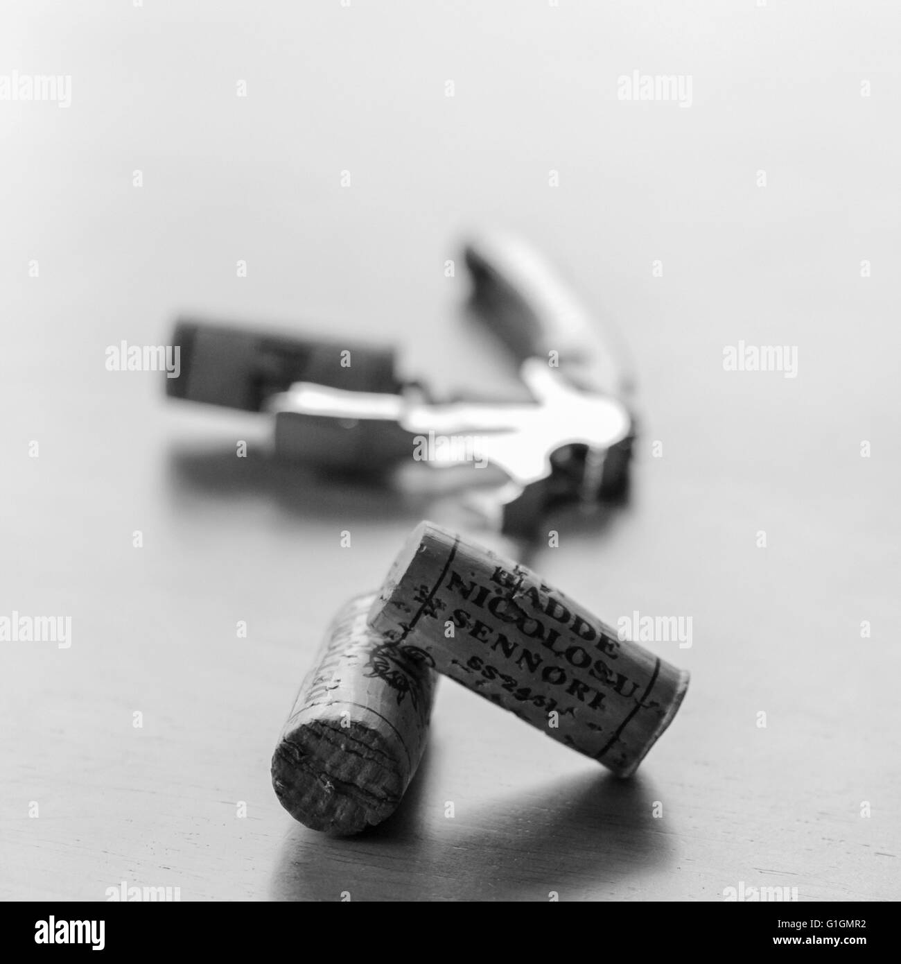 Immagine in bianco e nero dei tappi di sughero e un cavatappi. Foto Stock