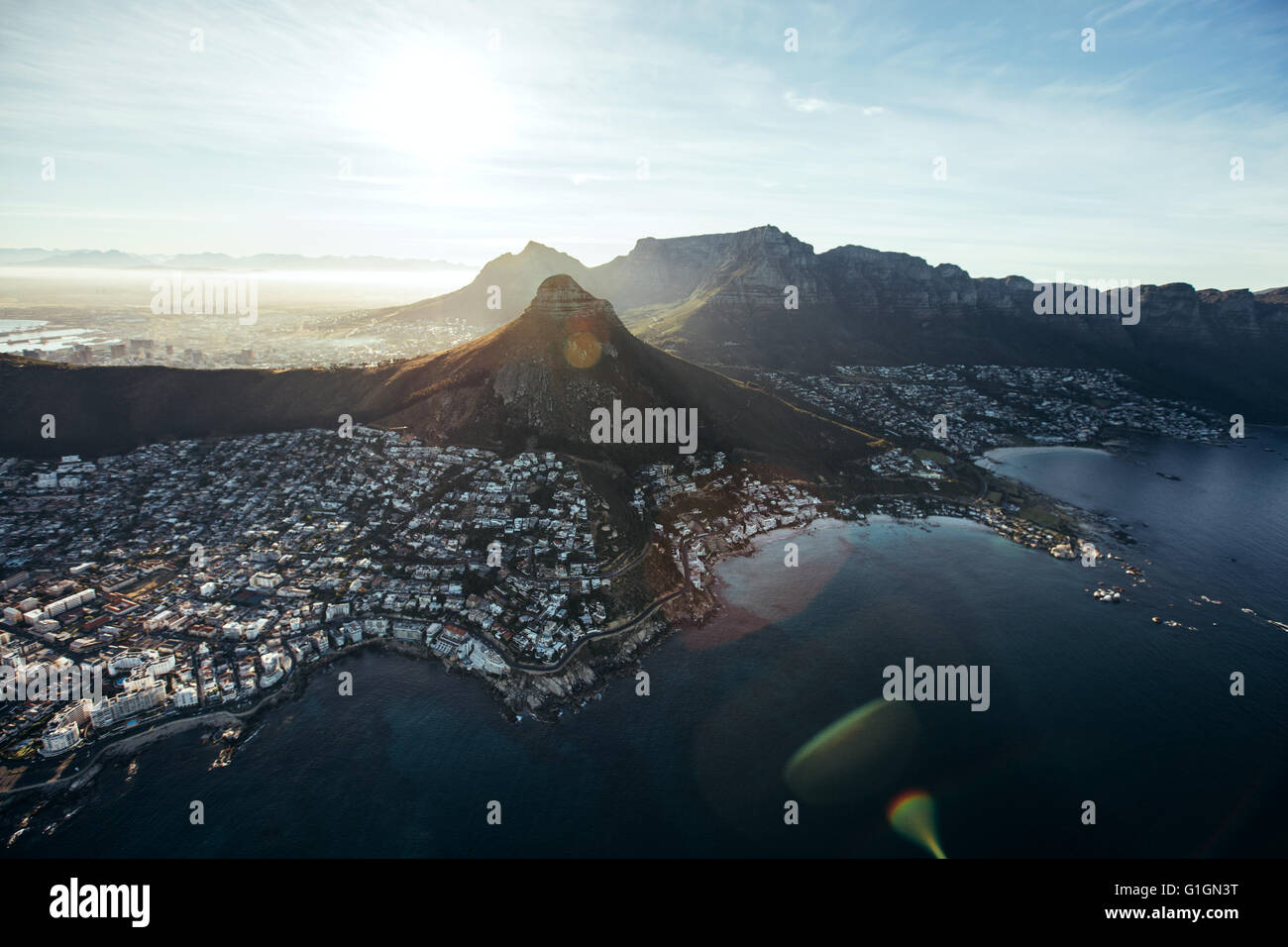 Birds Eye vista della città di cape town con belle spiagge e la gamma della montagna in una giornata di sole. Vista aerea di Cape Town City con Foto Stock