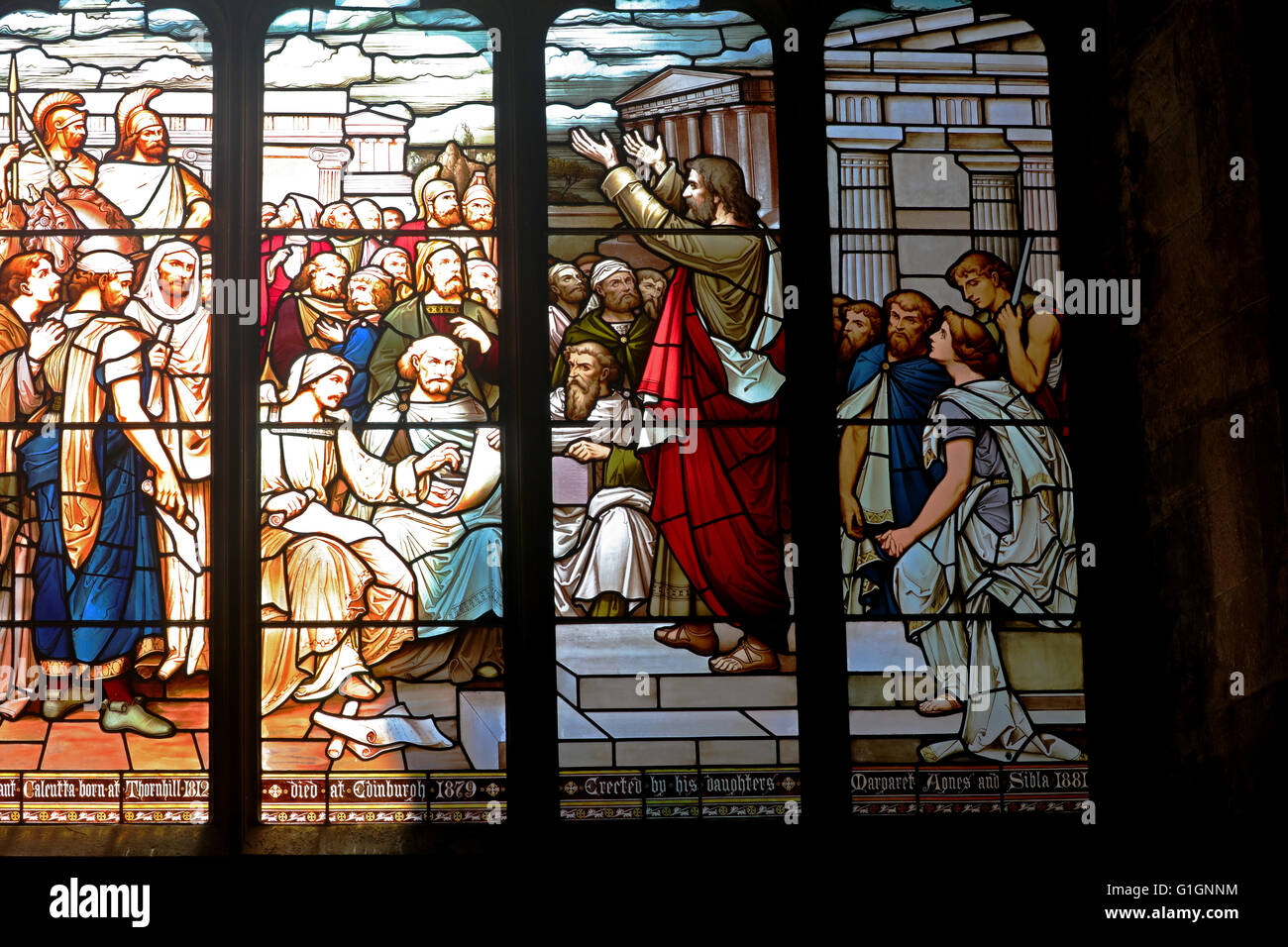 La parte inferiore della finestra di vetro colorato.La Cattedrale di St Giles.EdinburghThe Royal mile.la Scozia. Foto Stock