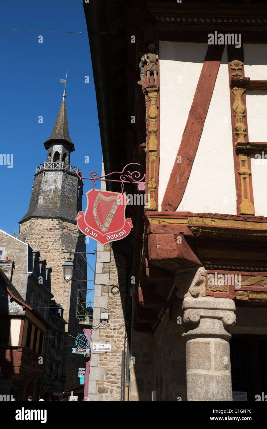 Timberframe house e Tour de l'Horloge, Dinan, Cotes d'Armor Bretagna, Francia, Europa Foto Stock