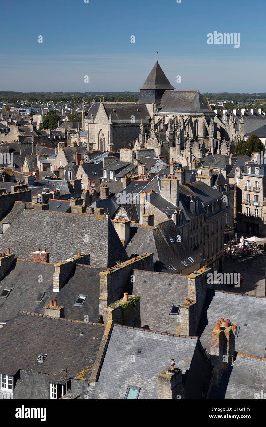 Vista sulla città vecchia e l'Eglise Saint-Malo dal Tour de l'Horloge, Dinan, Cotes d'Armor Bretagna, Francia, Europa Foto Stock