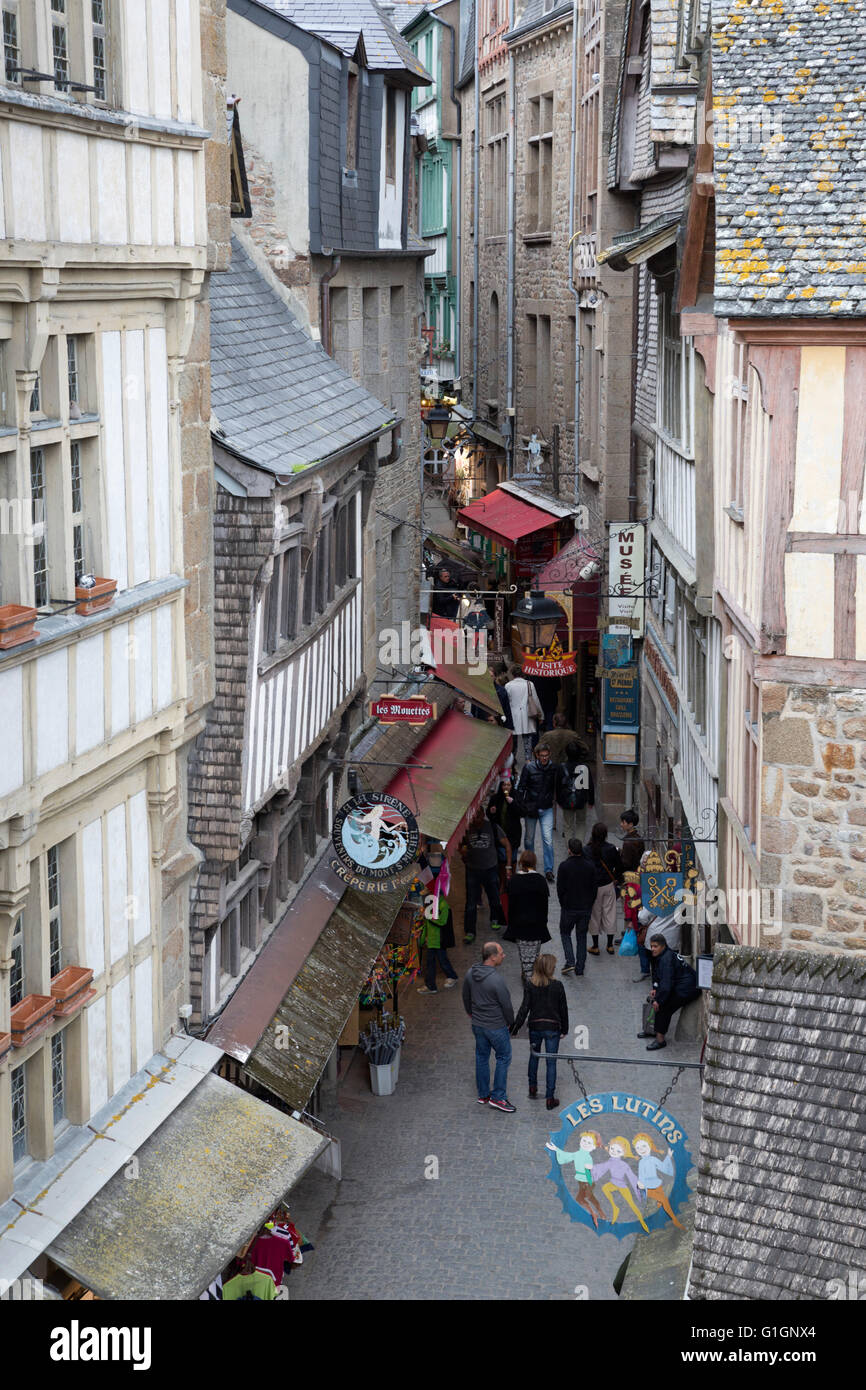 La metà degli edifici con travi di legno lungo la Grande Rue Mont Saint Michel, in Normandia, Francia, Europa Foto Stock