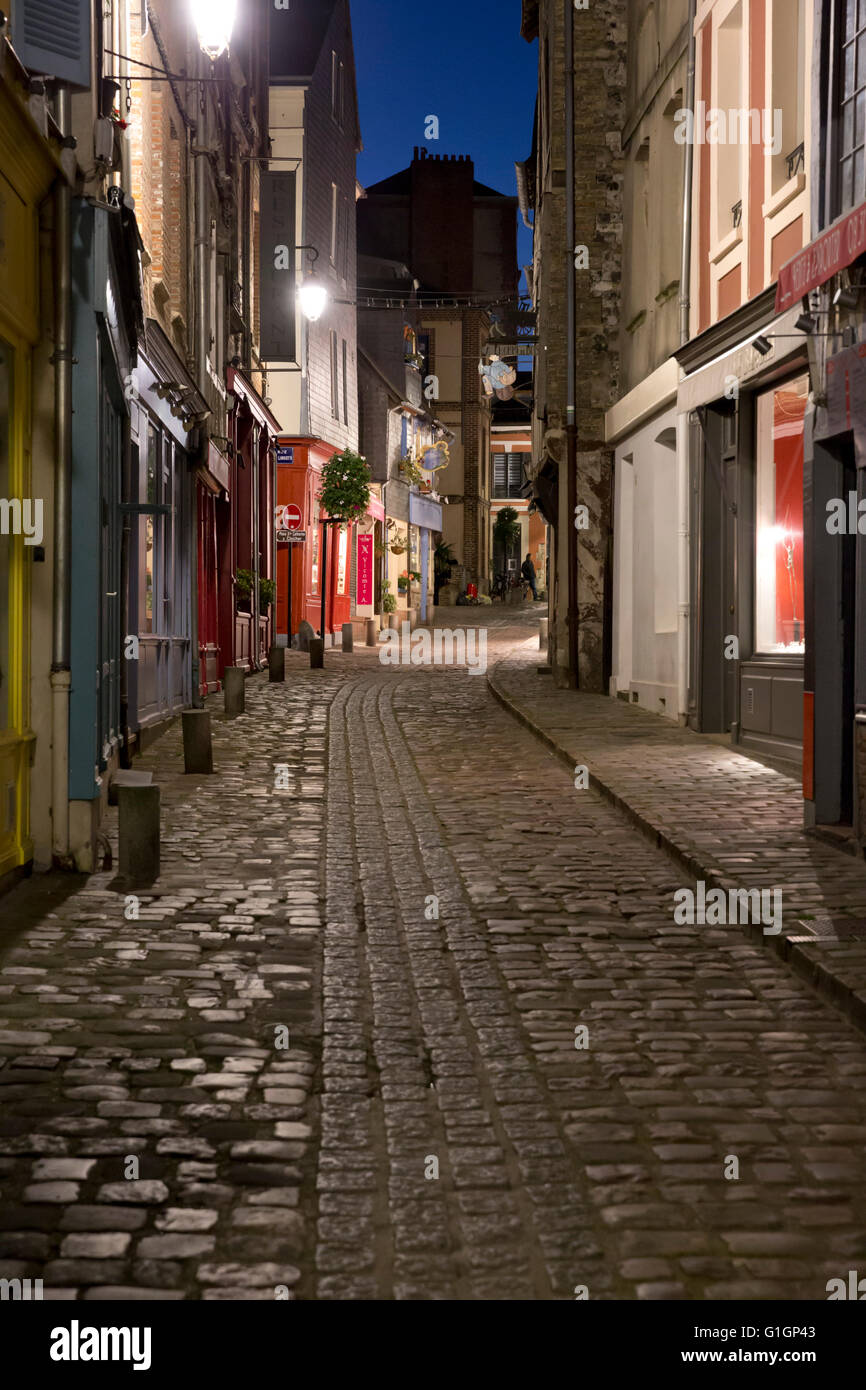Strada di ciottoli nella città vecchia di notte, Rue de l'homme de bois, Honfleur, in Normandia, Francia, Europa Foto Stock