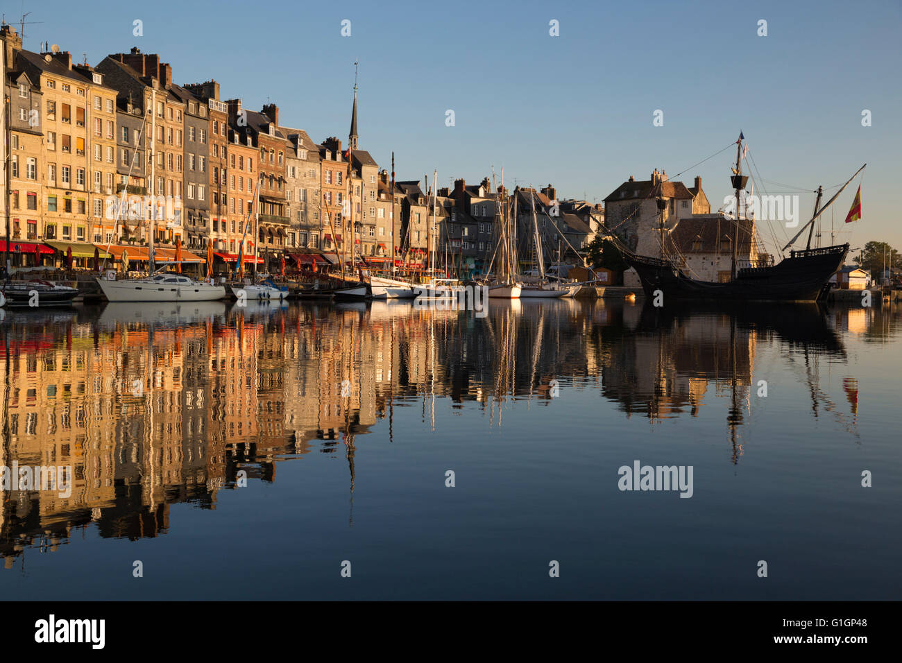 Santa Caterina Quay nel Vieux Bassin, Honfleur, in Normandia, Francia, Europa Foto Stock