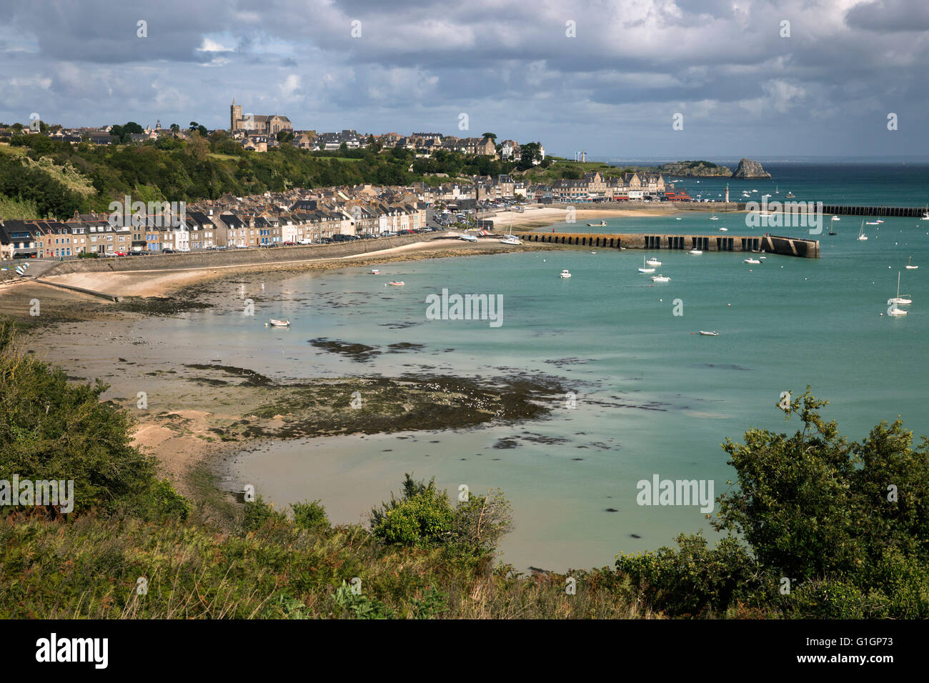 Vista sulla città vecchia e il porto, Cancale, Brittany, Francia, Europa Foto Stock