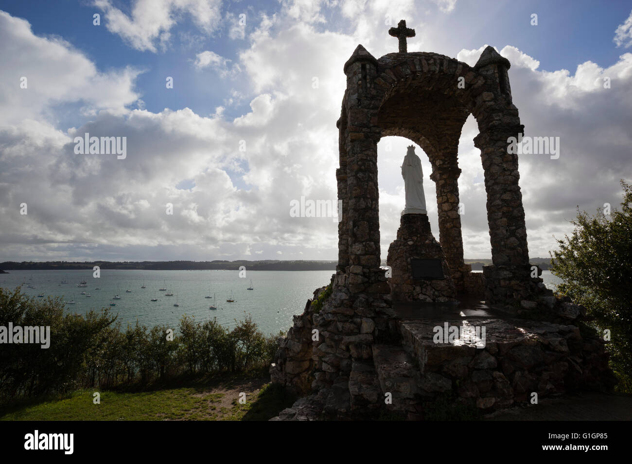 Vergine della statua Grainfollet affacciato sul fiume Rance, Saint Suliac, Bretagna, Francia, Europa Foto Stock