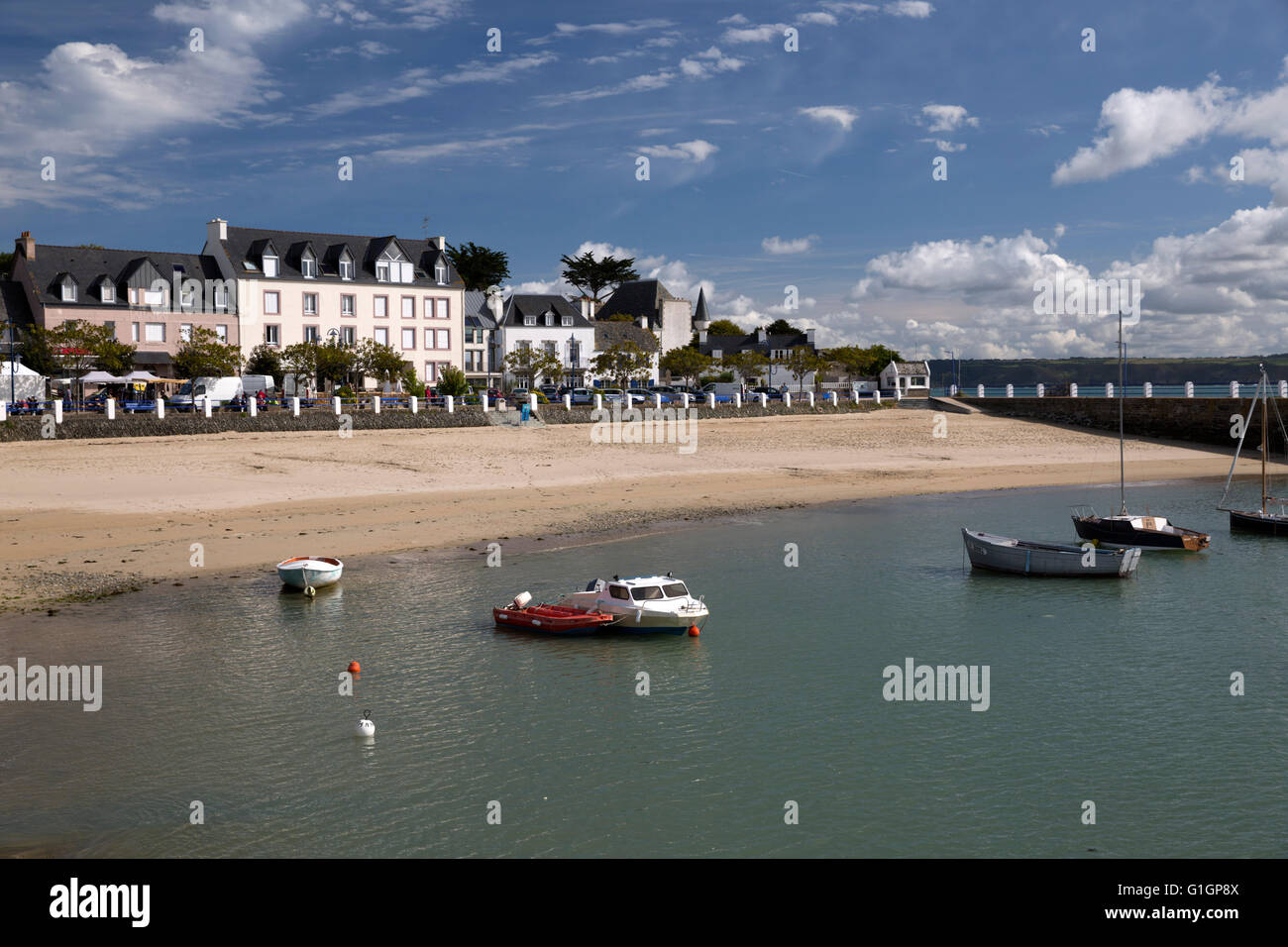 Vista della spiaggia e barche nel porto, Locquirec, Finisterre, Bretagna, Francia, Europa Foto Stock