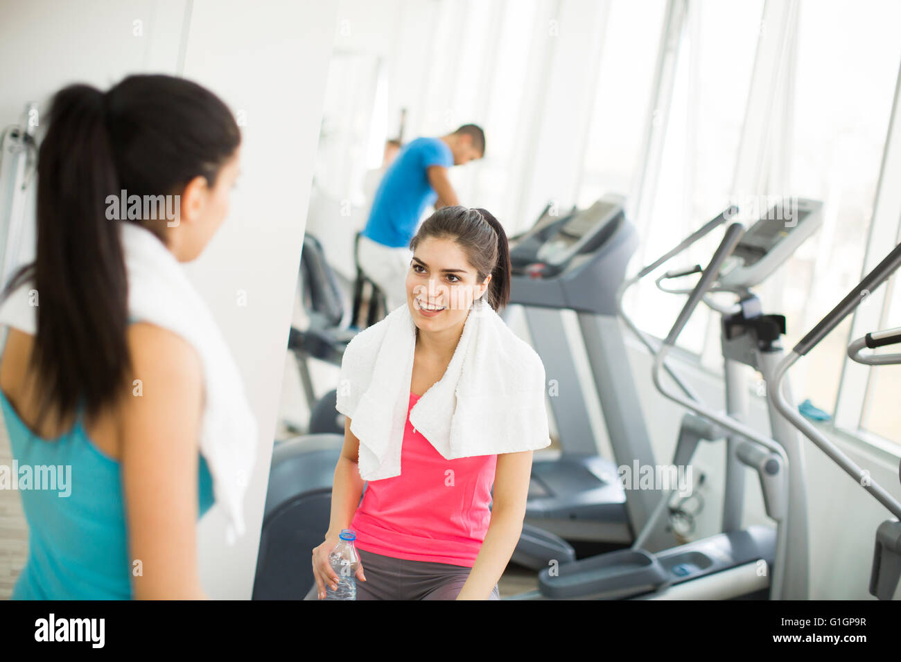 Due giovani donne in appoggio in palestra Foto Stock