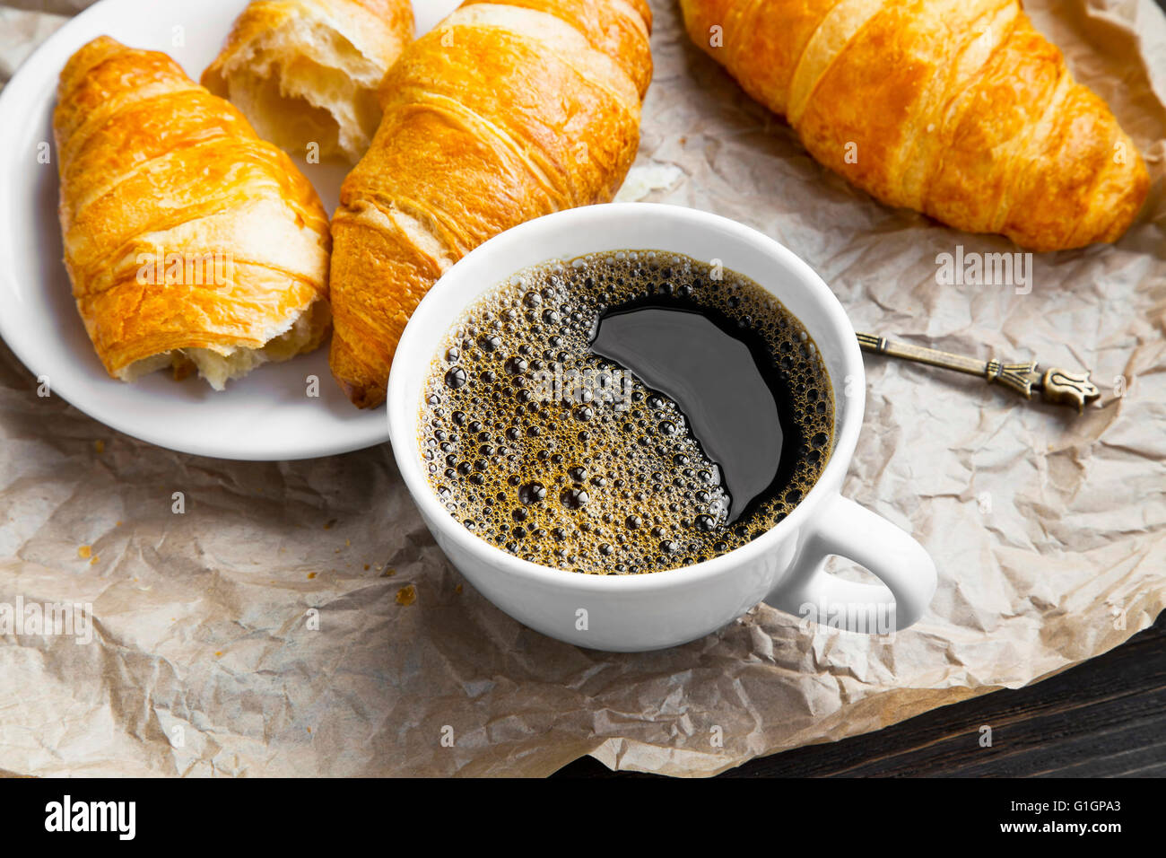 Tazza di caffè espresso con cornetti freschi Foto Stock