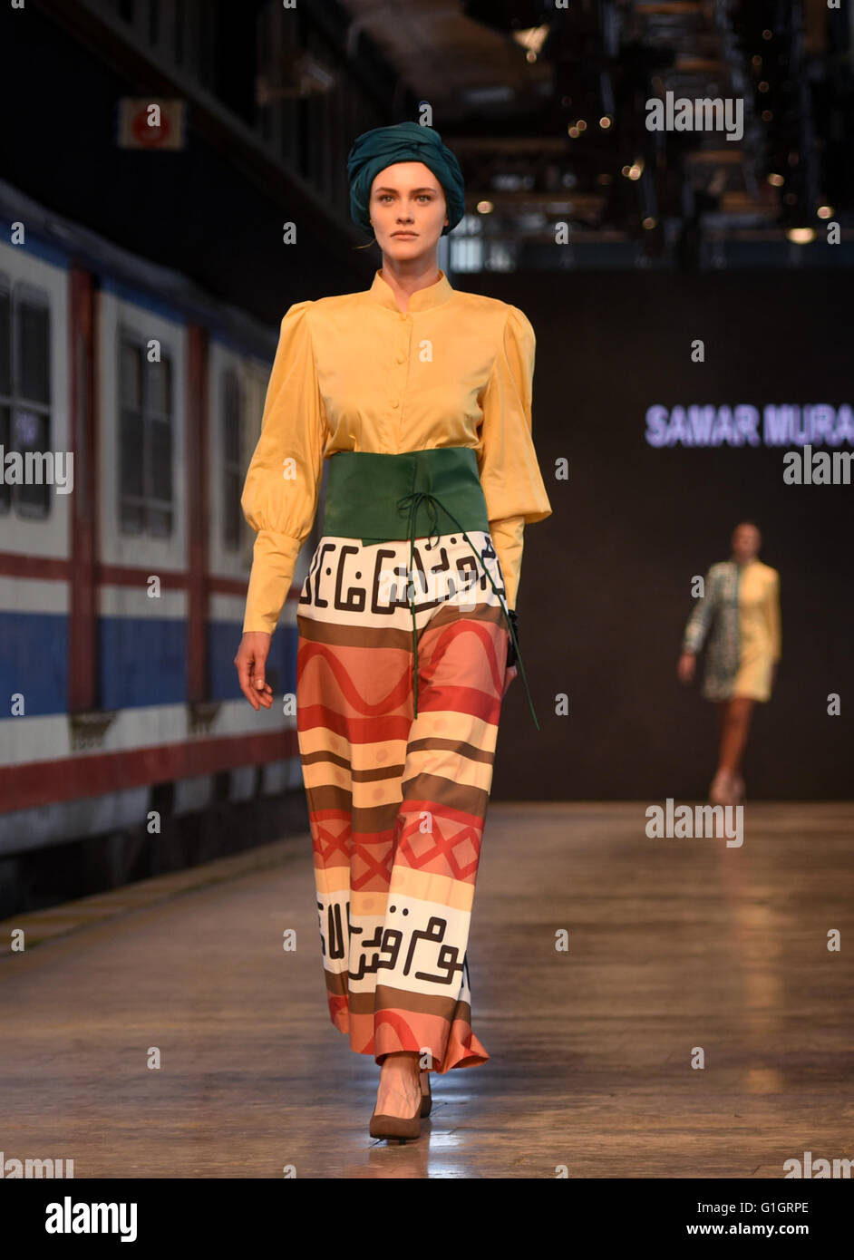 Istanbul, Turchia. 14 Maggio, 2016. Un modello presenta una creazione progettata da Samar Murad a Istanbul modesto della settimana della moda di Istanbul, in Turchia, il 14 maggio 2016. Credito: Egli Canling/Xinhua/Alamy Live News Foto Stock